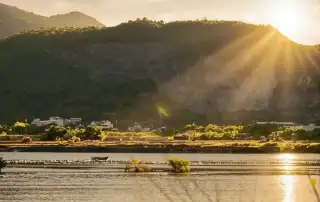 Cảnh đẹp hữu tình từ Charmora City hướng về sân bay Cam Ranh, nổi bật với thiên nhiên ven biển và núi.