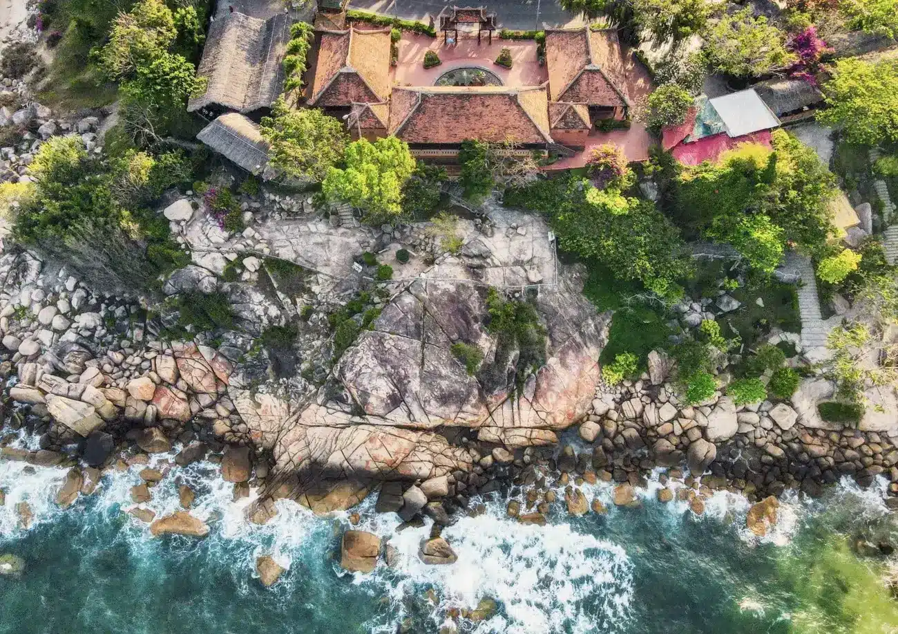 Cảnh quan duyên hải Nha Trang tuyệt đẹp, dự án Charmora City hưởng lợi từ môi trường sinh thái xanh mát, vị trí ven sông, kề biển.