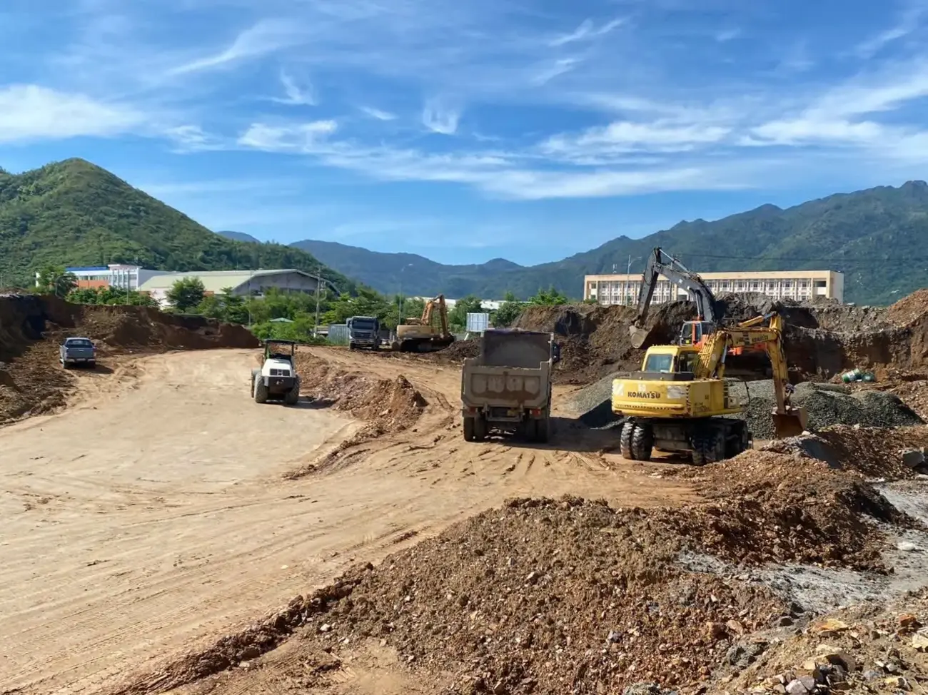 Công trường xây dựng dự án Charmora City ở giai đoạn khởi công, chuẩn bị biến đổi khu vực phía Tây Nam Nha Trang.