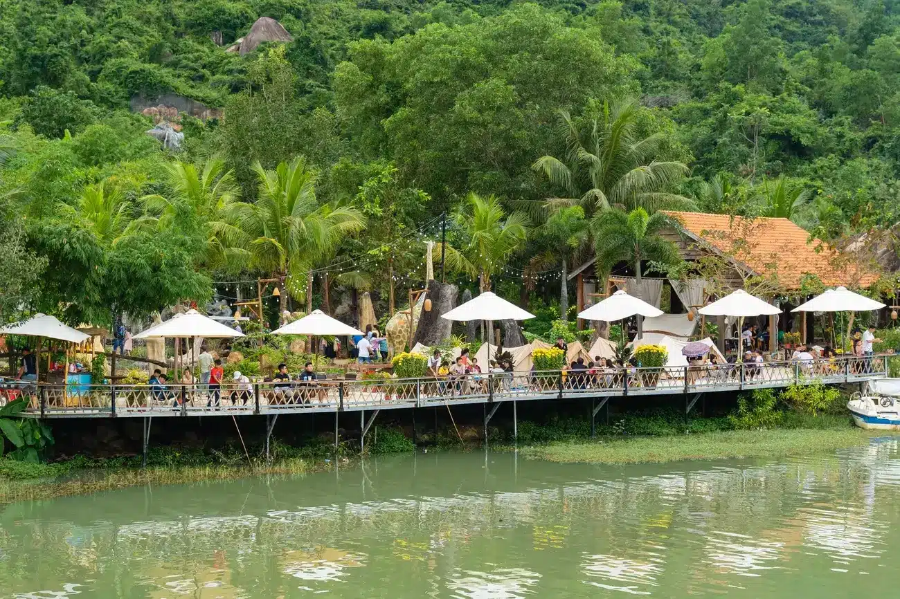 Hòa quyện cùng thiên nhiên tại khu du lịch sinh thái Suối Hoa Lan, gần Charmora City, Nha Trang.