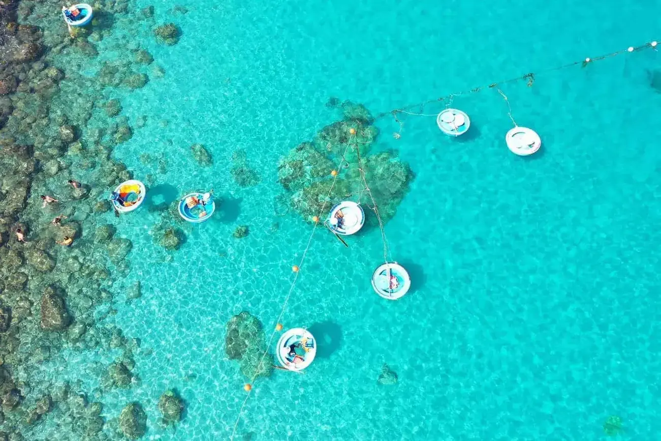Khám phá thiên nhiên biển tuyệt đẹp của Nha Trang, điểm đến lý tưởng cho du lịch và nghỉ dưỡng cao cấp.