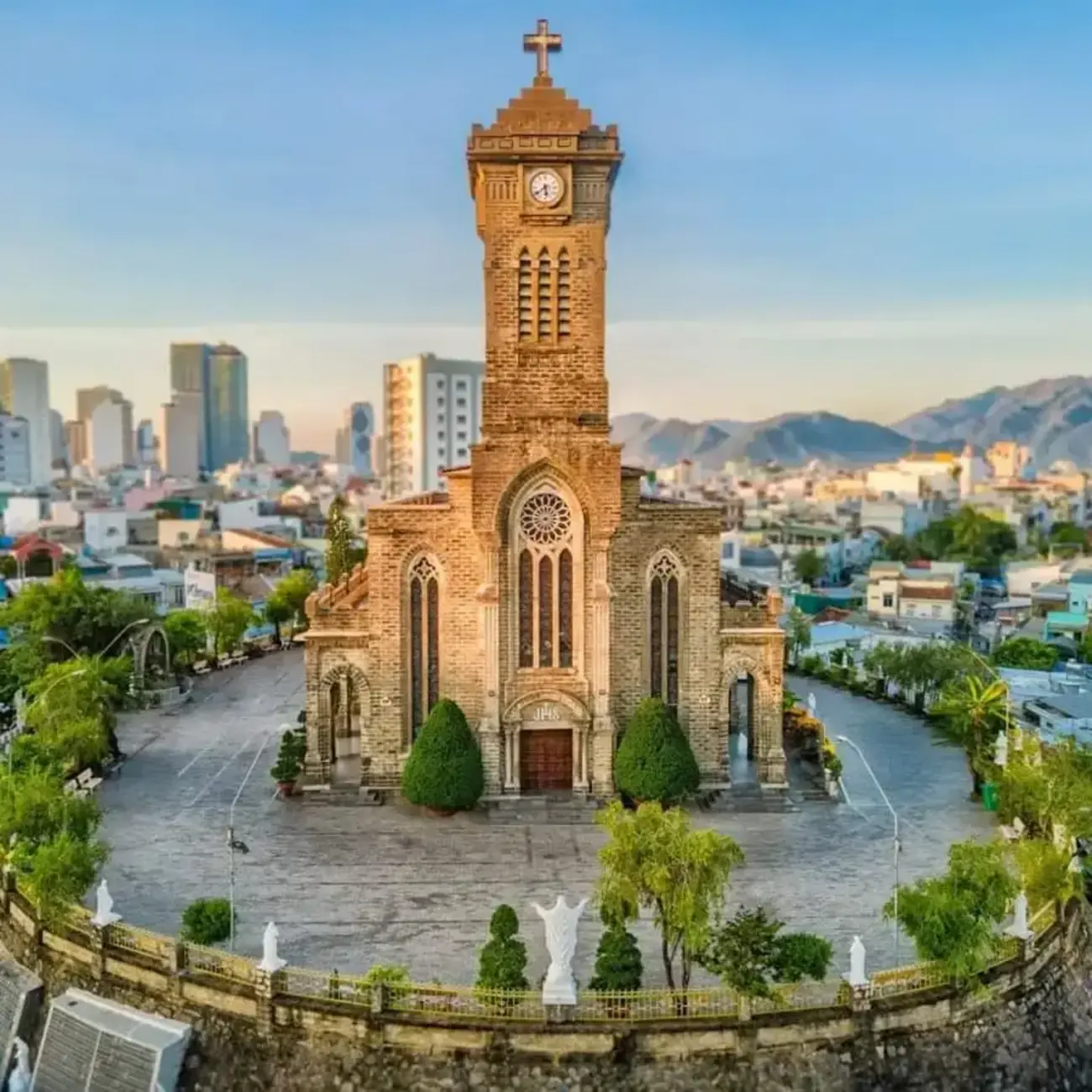 Nhà thờ Đá Nha Trang, một biểu tượng kiến trúc nổi tiếng, cách dự án Charmora City chỉ khoảng 6 km.