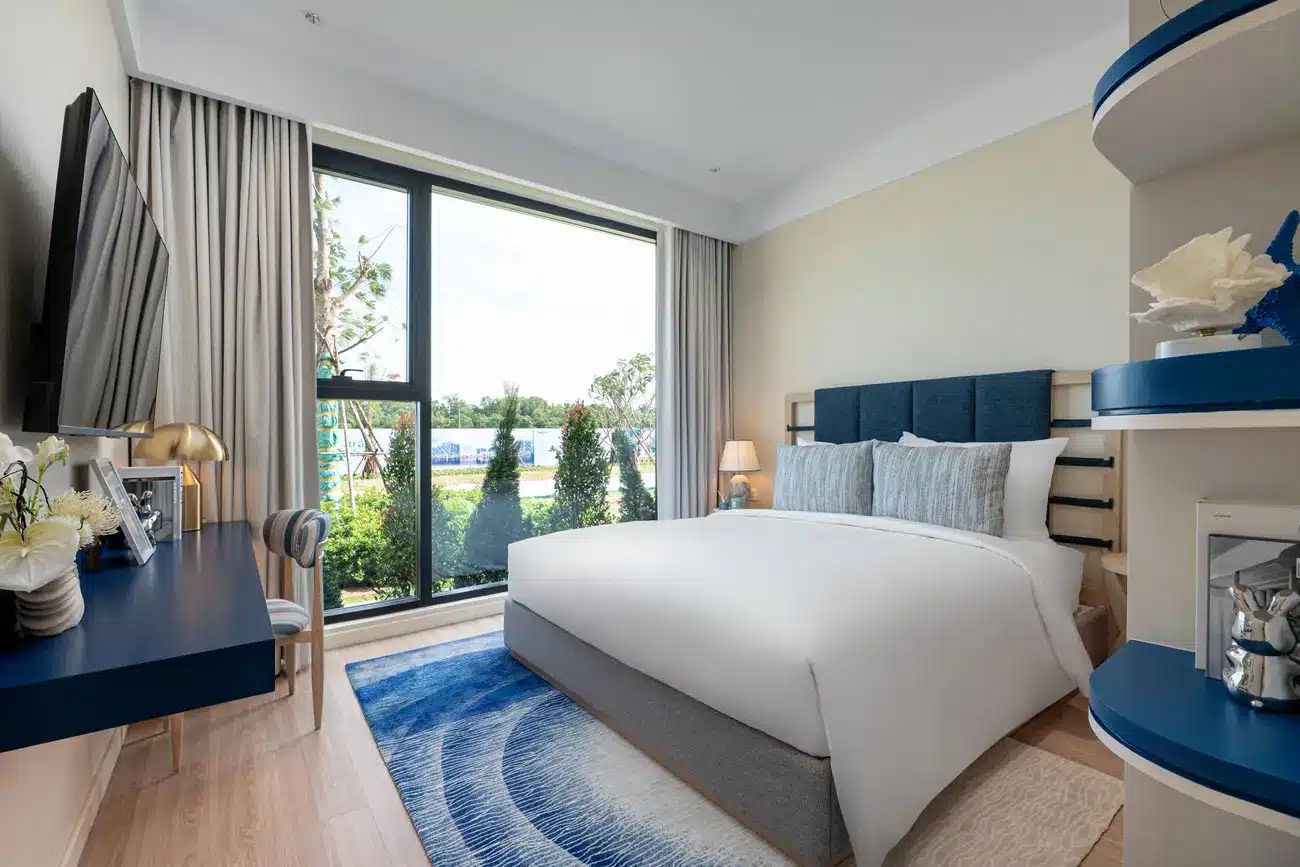 Phòng ngủ hiện đại tại Charmora City với view xanh mát, thiết kế tinh tế mang lại cảm giác thư giãn.