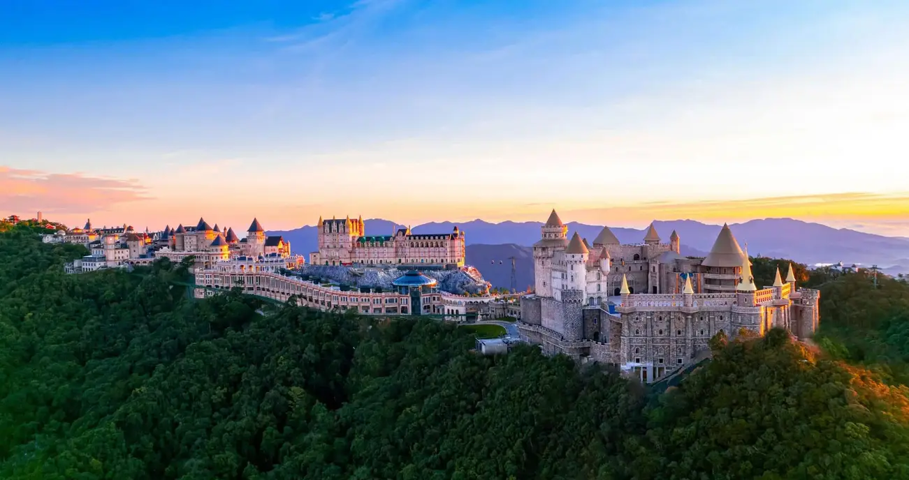 Quang cảnh tuyệt đẹp của khu du lịch Bà Nà Hills, một trong những dự án nổi bật của Sun Group.