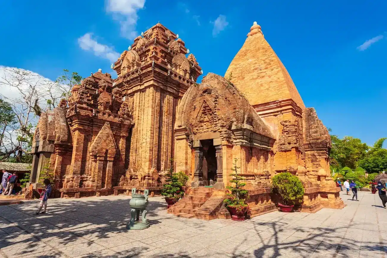 Tháp Bà Po Nagar – Di tích Chăm Pa cổ, một trong những điểm du lịch nổi bật gần Charmora City Nha Trang.