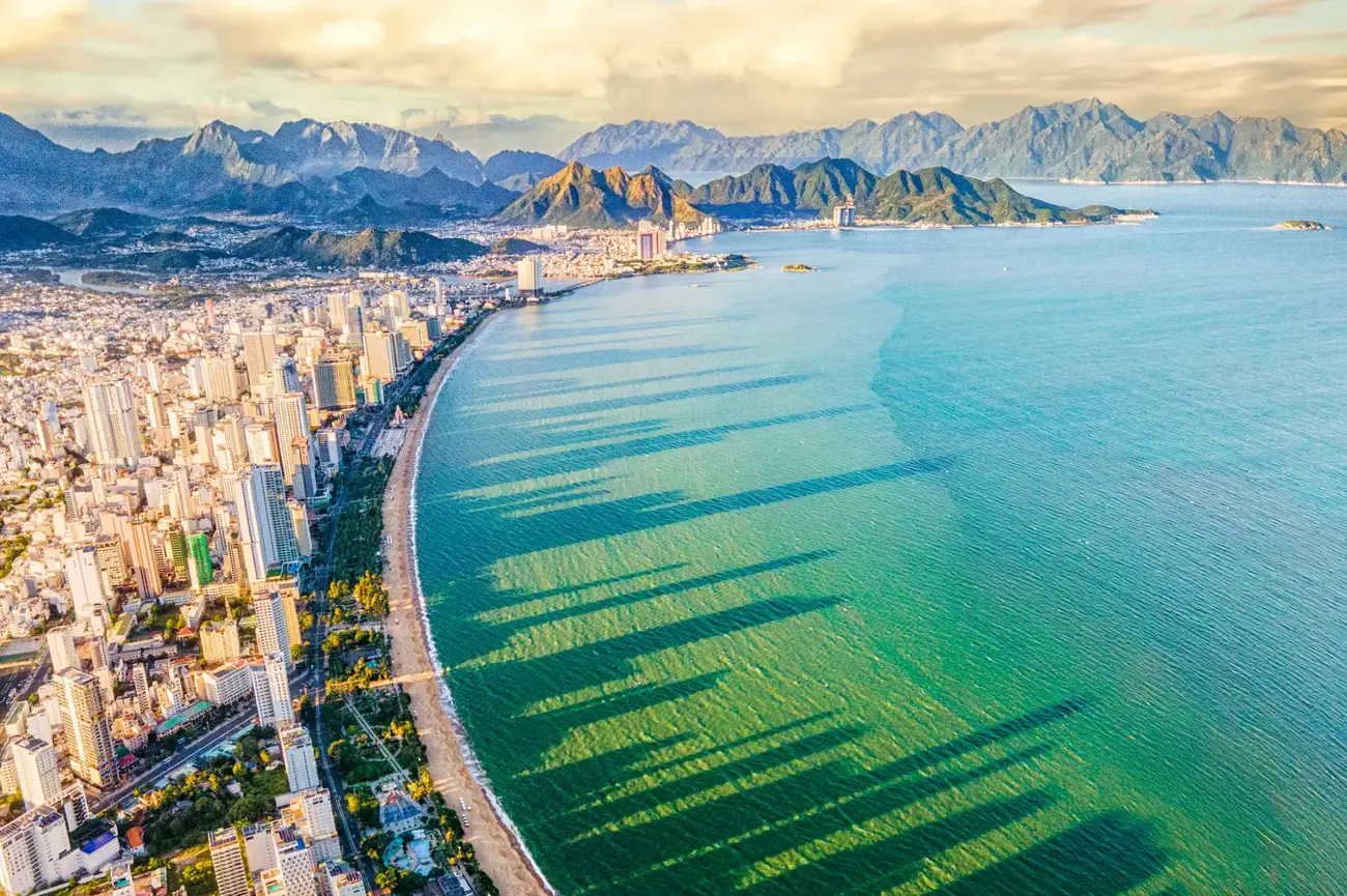 Toàn cảnh bờ biển Nha Trang – điểm đến hút đầu tư bất động sản nhờ phát triển hạ tầng và du lịch năm 2025.