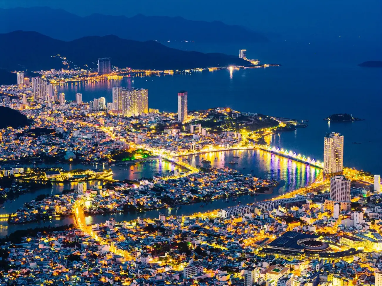 Toàn cảnh thành phố Nha Trang về đêm, điểm đến lý tưởng với dự án đầu tư Charmora City của Sun Group.