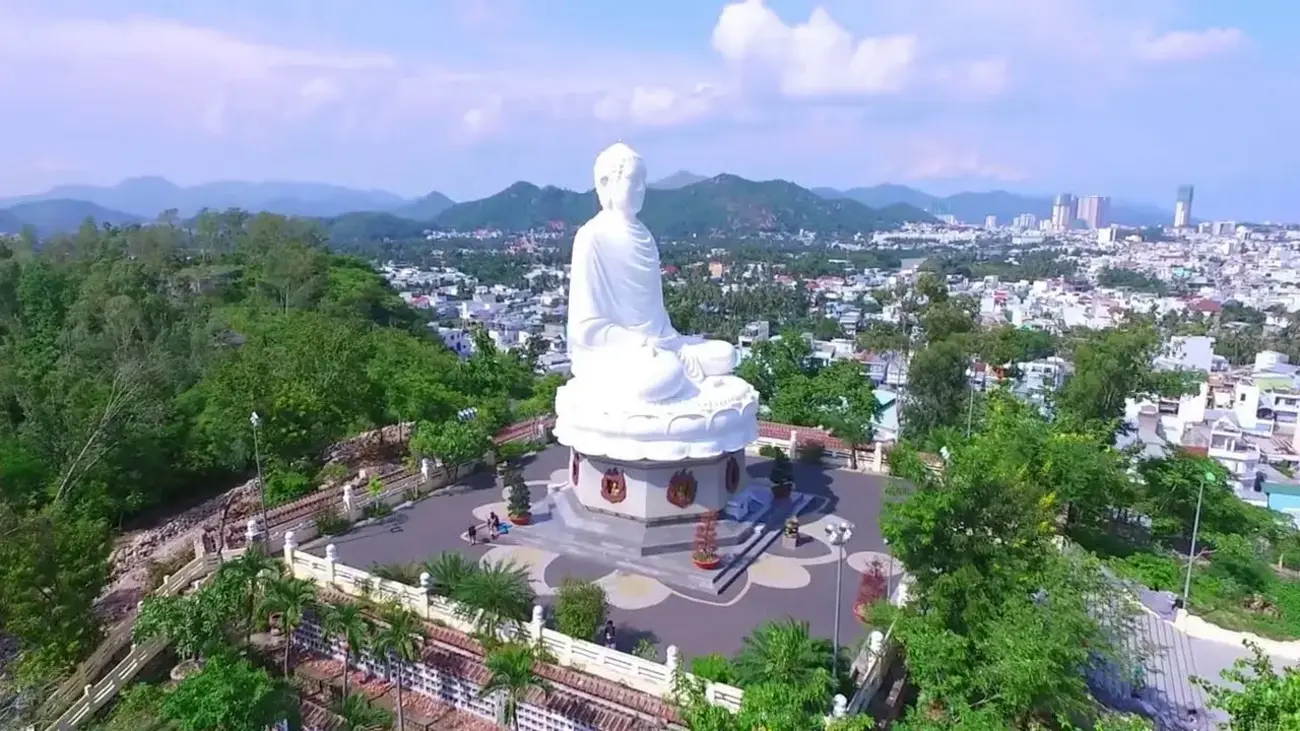 Tượng Phật trắng khổng lồ tại chùa Long Sơn, một trong những điểm du lịch nổi tiếng gần Charmora City, Nha Trang.